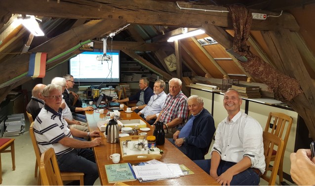Hans Klink op de voorgrond en Theo de Groof in het midden aan de rechterkant van de tafel op de zolder in het Oude Raadhuis | Fotonummer: d62059