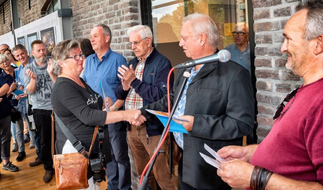 De winnares Elly van den Heuvel ontvangt haar prijs uit handen van wethouder Rob van Otterdijk, rechts kijkt juryvoorzitter Huibert van der Meer toe | Fotonummer: bca977