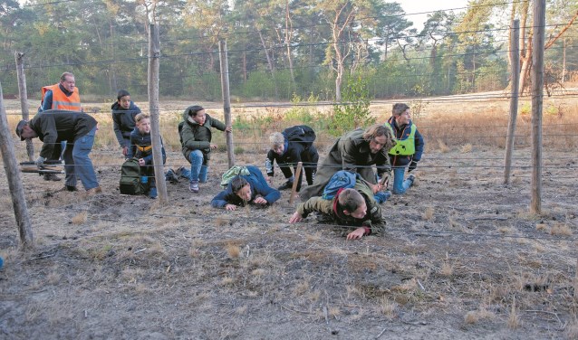 Afgelopen dinsdagochtend mochten leerlingen zelf ervaren hoe het vroeger was om te smokkelen en door de dodendraad heen te kruipen, foto: Jos Meusen.