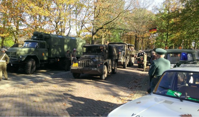 Nederlandse voertuigen passeren de Oost-Duitse grenspost