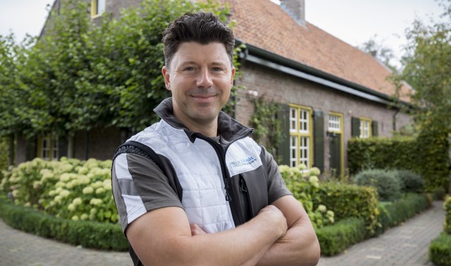 Ruben van der Kruis voor het wijnhuis in Weert.