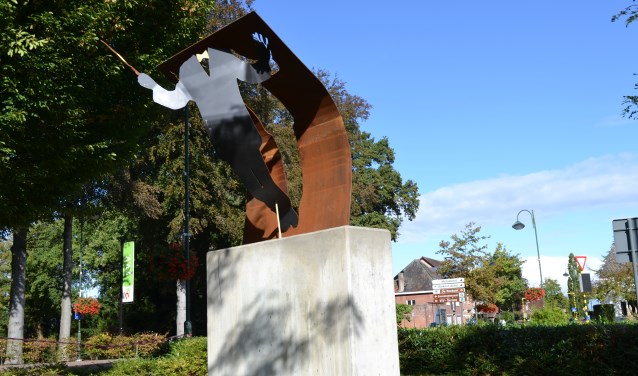 De sculptuur op een hoge betonnen sokkel beeldt de dirigent uit die zich met volle overgave en met heel zijn lichaam stort in de juiste expressie van een muziekstuk.