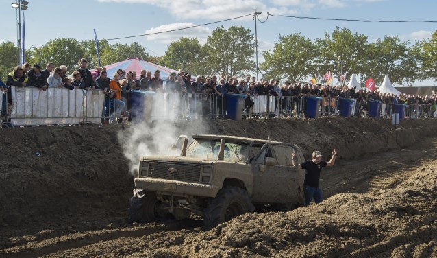 De modderbak is een hoogtepunt op Offroad Budel. Niet iedereen komt daar zonder kleerscheuren doorheen, foto: Desiree Pennings.