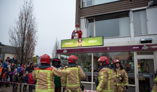 De brandweer komt ter plaatse om de Sint te redden, foto: Michiel Achten
