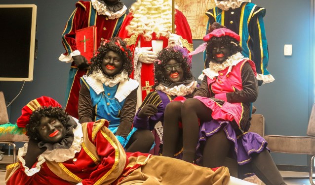 Sinterklaas met enkele pieten, foto: Thijs Bergmans Sint Nicolaas Comité Budel