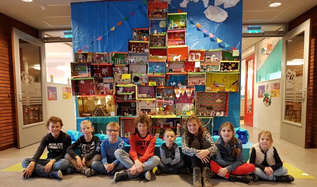 Enkele kinderen vol trots voor de Stoomboot 2.0 van De Stapsteen