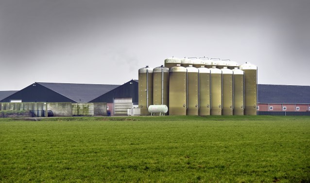 Nederland, Boekel, 10-2-2018Het mega-varkensbedrijf van Machiel Coppens in Boekel in Noord-Brabant . De 22.000 varkens zorgen voor veel overlast. De voederrsilo's op de foto zijn buiten het bouwvak gebouwd en daarmee illegaal. Coppens ligt voortdurend in de clinch met gemeenteraad en rechters.Foto