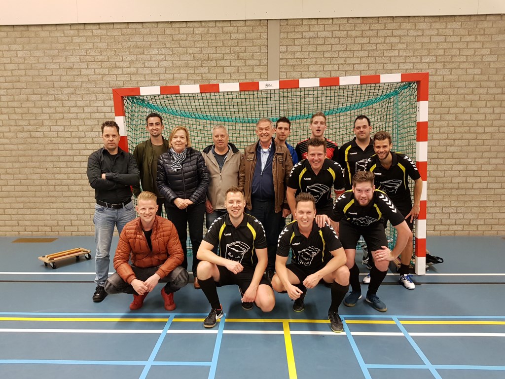 Cafe 't Hof is op de laatste speeldag door een spannend onderling duel met de uiteindelijke nummer 2 kampioen geworden van de competitie in Maarheeze.