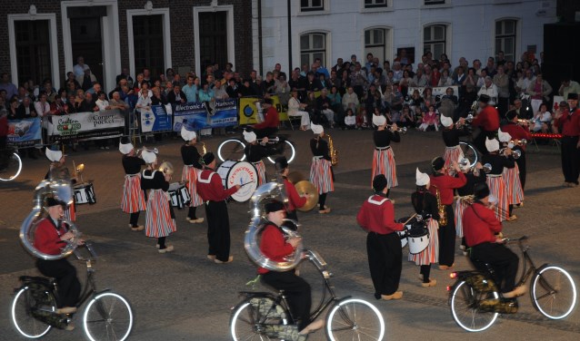 Bicycle Showband Crescendo uit Opende bij hun vorige deelname aan Taptoe Hamont (in 2010)
