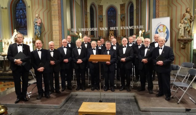 Het jubilerende Schola Cantorum Achel bestaat uit 22 actieve azangers
