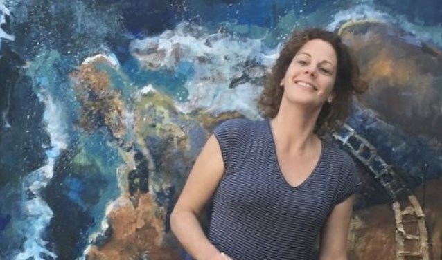 Angeline aan het werk aan een nieuwe landscape.