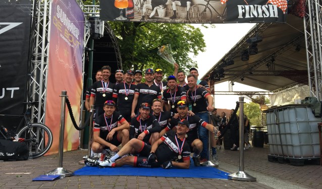 Twaalf mannen van fietsclub Snelzat reden van Parijs naar Soerendonk.