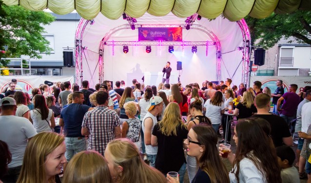 Gezelligheid tijdens Schoot kermis, foto: Bart Lijten