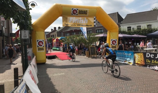 Na vele zware kilometers de finish op de Markt van Budel