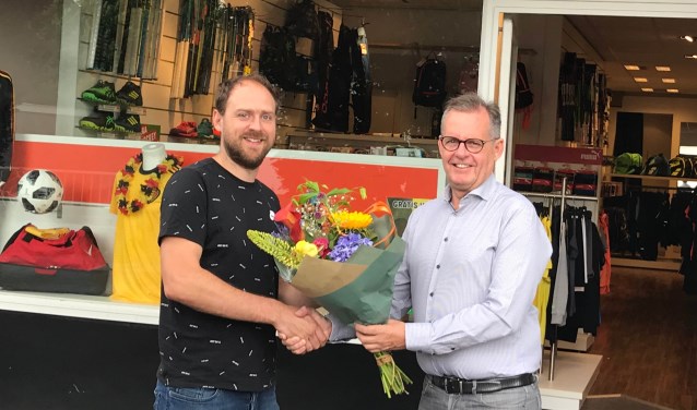 Bram van der Linden (links) en Jack Beckers voor de winkel van Verest Sport in Budel.
