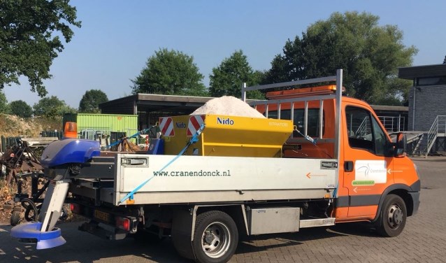 De strooiwagen van de gemeente was op een ongebruikelijke tijd van het jaar te zien