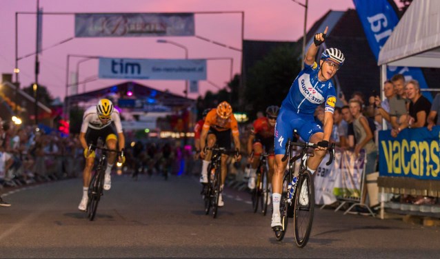 Nikki Terpstra kwam als eerste over de meet bij Mijl van Mares, foto: Kempenfoto.nl