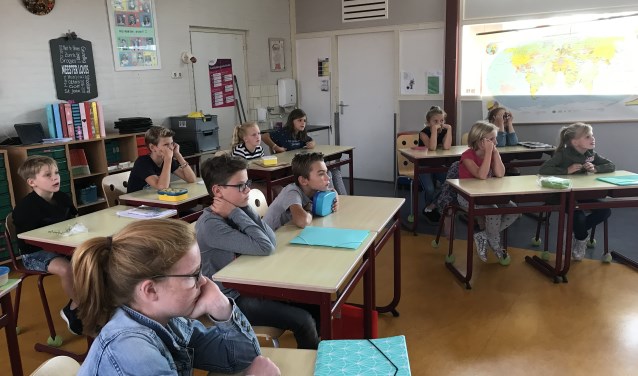 Ad Heesakkers vertelt over zijn oorlogservaringen in Nieuw Guinea tijdens een les op de St.Joanschool te Soerendonk