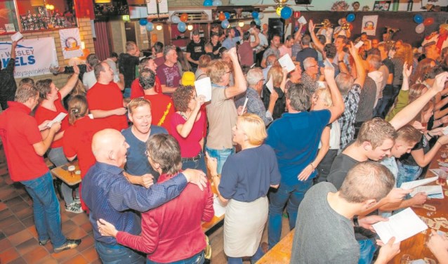 Wanneer de band speelt, staan de deelnemers en zijn ze verplicht uit volle borst om mee te zingen