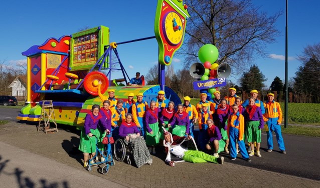 Alle deelnemers van C.V. De Jeugdbuk tijdens carnaval 2018. Waarmee zullen ze dit jaar komen?