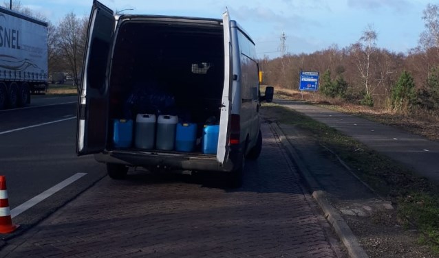 Het busje met de vaten dat woensdag werd aangehouden in Budel, foto: Politie.