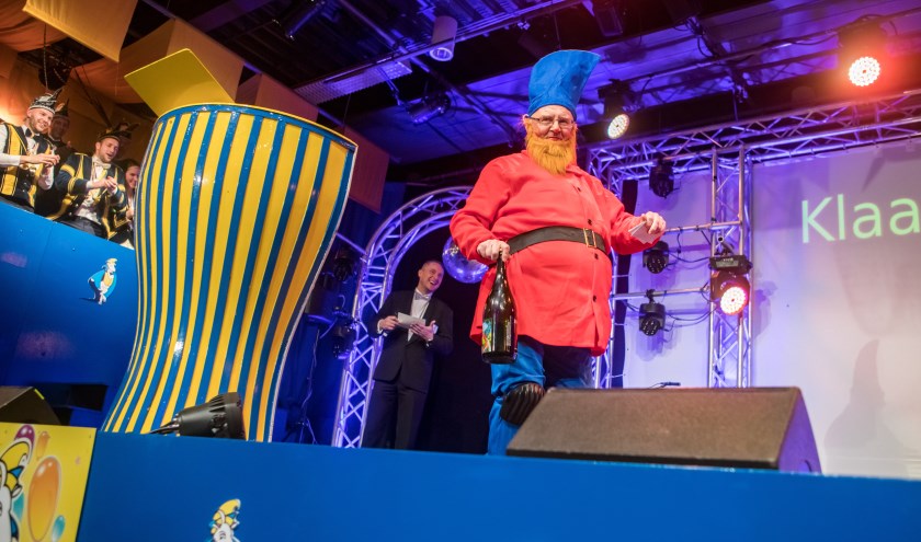 Klaas Bex kwam erg origineel als dwerg het podium op, foto: Bart Lijten