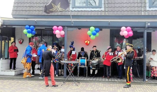 Voor de optocht wordt de sfeer er al ingeblazen