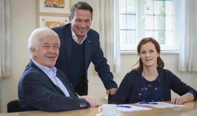 Ondertekening door Jac de Werdt, voorzitter Stichting Woonzorg Cranendonck (links), Frank de Kok, manager. ZuidZorgFlex.(midden) en Marja Engel, directeur Zorg en Dienstverlening Stichting Land van Horne (rechts), foto: Jan van den Eijnden
