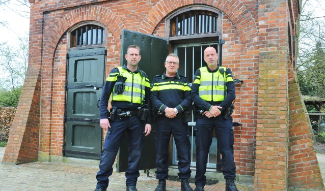 Vlnr: Maurice Evers, Jos Lowis, Robert Frenke voor mini gevangenis ‘t Prisonneke in Budel Dorplein. foto Harm van Leuken