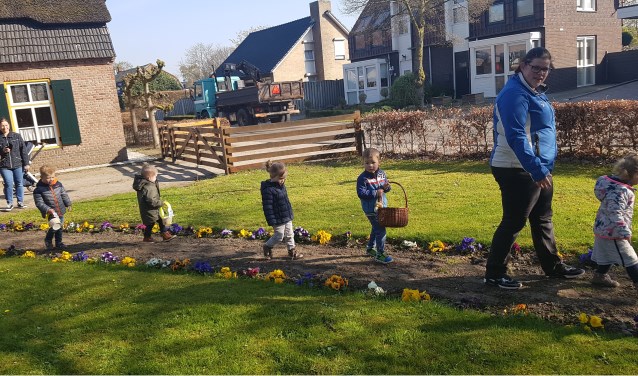 De peuters van IKOOK Gastel op zoek naar de eitjes