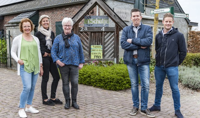 V.l.n.r.: Rinie Winters, Silvie Evens, Jose Evers, Tonnie van Kessel (bestuurslid) en Marijn Mommers (voorzitter) van Vrienden van het Schepenhuis
