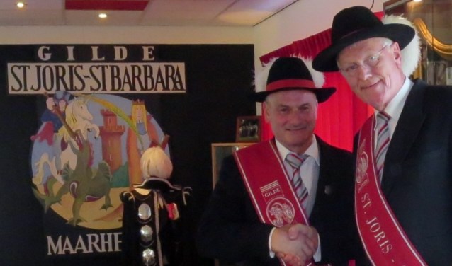 Hoofdman Mulder (r) feliciteert Peter vd Linden