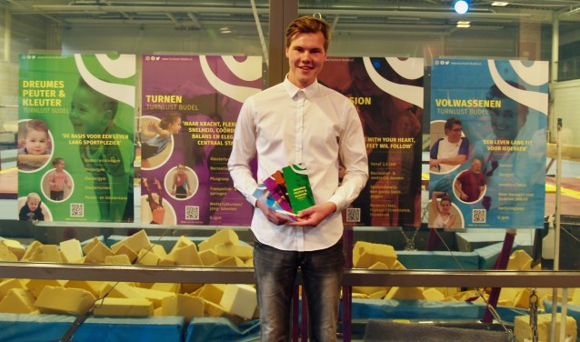 Rein Vos was zichtbaar trost op zijn ontwerp voor gymnastiekvereniging Turnlust, foto: Laura Raats