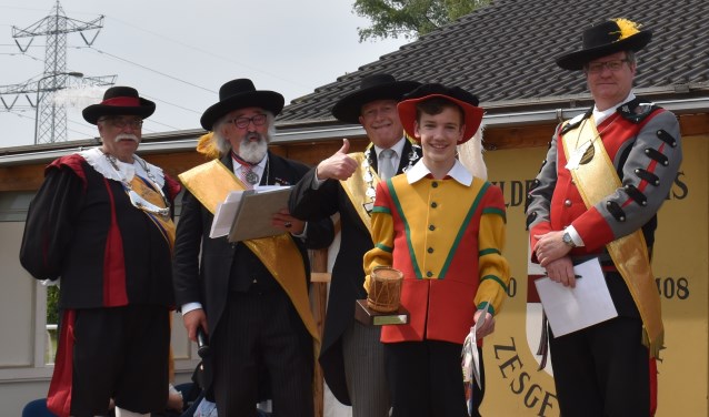 Dikke duim en de wisseltrofee voor Thijs