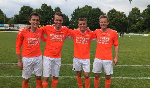 4 broers Beerten samen op het veld
