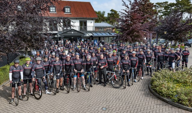 Groepsfoto aan de start bij Fletcher Hotel Jagershorst