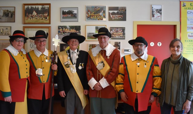 Beide jubilarissen met echtgenotes en de afvaardiging van Kring Kempenland.