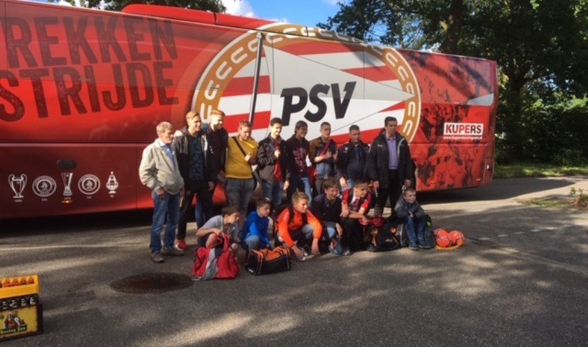 Het SV Budel G-team voor de spelersbus van PSV, foto: Jurgen van Riet