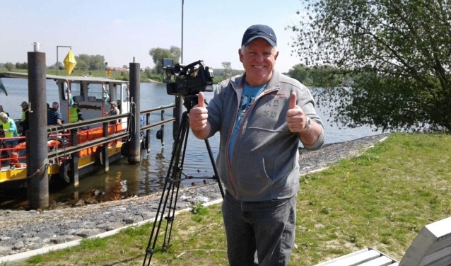 Sjef van Galen met zijn camera, foto: Sjef van Galen