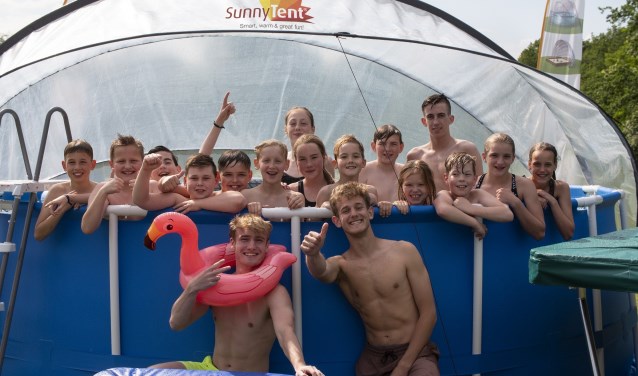 Boaz en Jesse op de foto met enkele fans