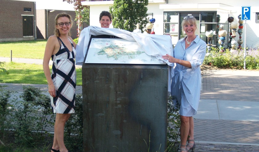Hilke Huysinga, Sanne van de Zanden en Ineke Voogd (vlnr) onthulden het plaquette met de kunstroute Prikkels & Tintelingen, foto: Laura Raats