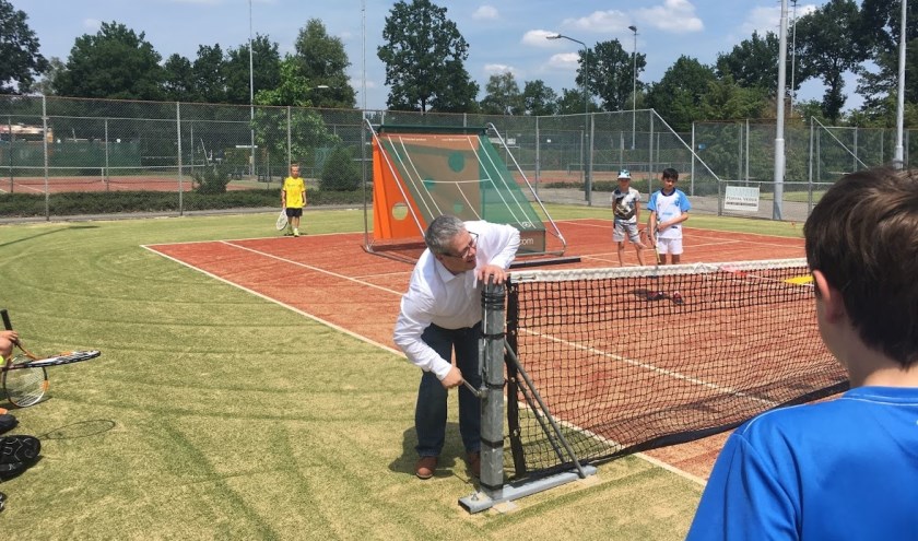 wethouder verricht de opening