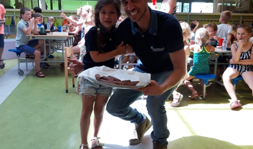 De verwennerij van Mr.Piepers, hier samen met zijn dochter op de foto, viel erg in de smaak bij de leerlingen