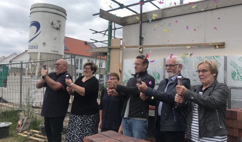 De toekomstige bewoners leggen feestelijk de eerste steen van hun nieuwe woning, foto: Hester Heijmans