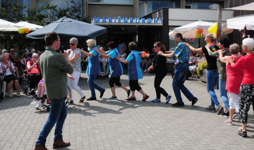 Polonaise tijdens zomerfestival in Mariënburght