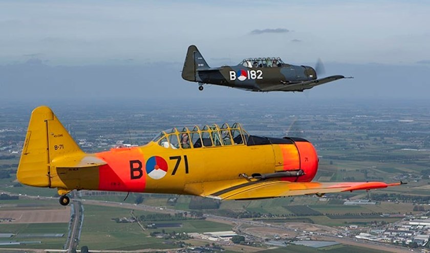 2 Harvard AT-16 toestellen die over Budel zullen vliegen, foto: Rene Vos