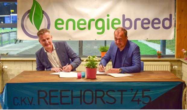 De sponsorovereenkomst tussen Energiebreed en CKV Reehorst wordt ondertekend.
