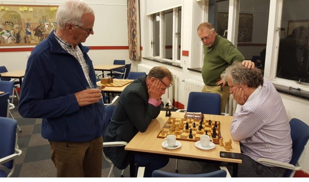 Martin Markering (rechts) lijkt met zijn handen in het haar te zetten tegen René Bakker.