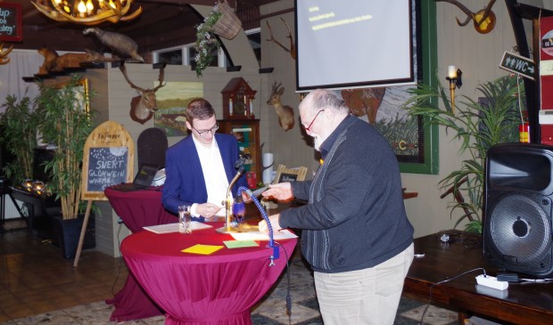 Winnaar Rick Abelen (links) en Jan Kijlstra tijdens de prijsuitreiking.