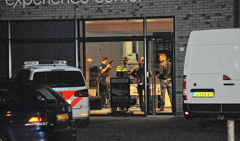 Eis 15 maanden cel tegen Edese eigenaar tv-bedrijf: [EDE/ARNHEM] (APA) Is de overval op de Barneveldse televisiewinkel Plasmavisie eind 2014 in scène gezet en werd de verzekering door de twee eigenaren opgelicht? De officier van justitie bij de rechtbank....